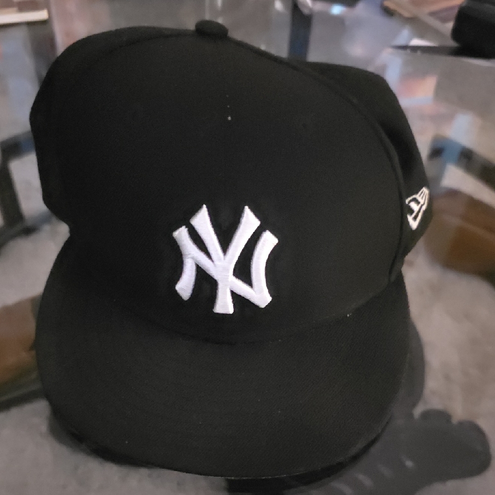 New Era Yankees Black Cap with White Emblem 7 3/8 (735)
